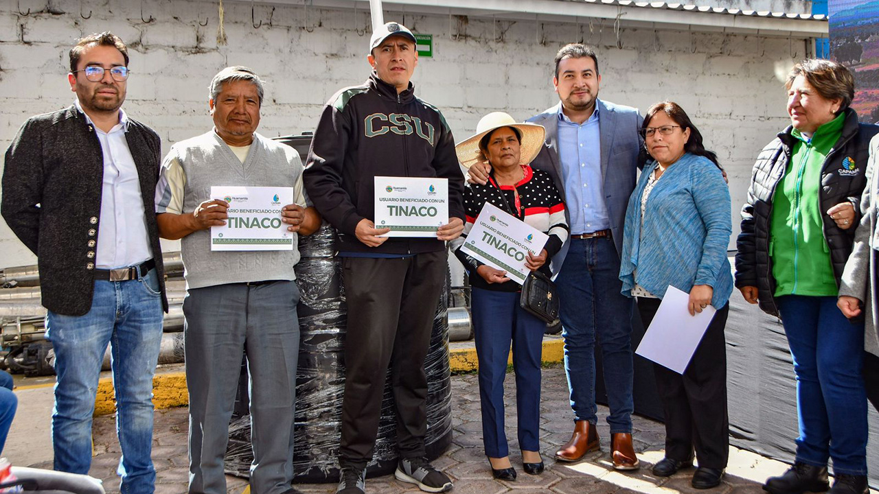 Entrega la comisión de agua de Huamantla tinacos a usuarios que realizaron el pago anticipado de su servicio