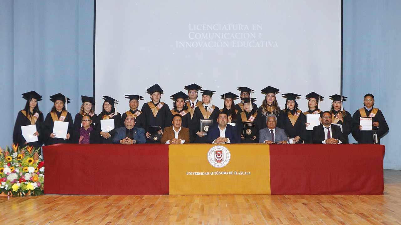 Egresan nuevos profesionistas de Ciencias de la Educación de la UATx