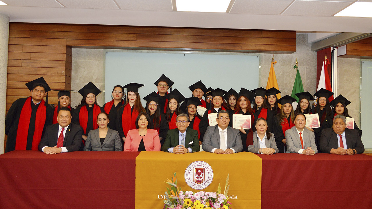 Egresaron estudiantes en Ciencias Políticas de la UATx