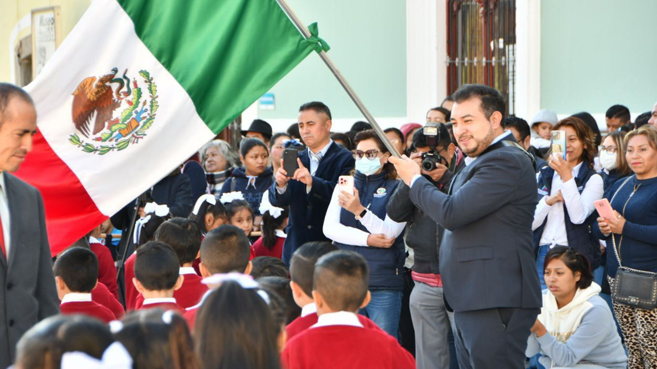 Importante fomentar el amor y respeto por los símbolos patrios: Salvador Santos Cedillo