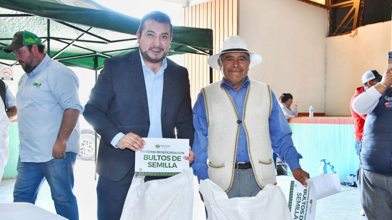 Entrega Salvador Santos Cedillo bultos de semillas de avena a más de 700 productores Huamantla