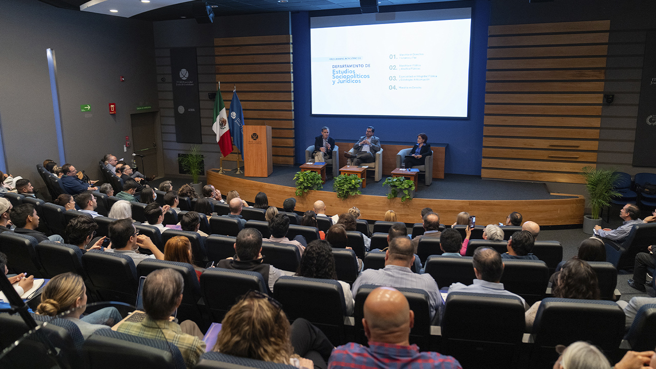 “Nuestra democracia está bajo asedio, pero no está perdida”