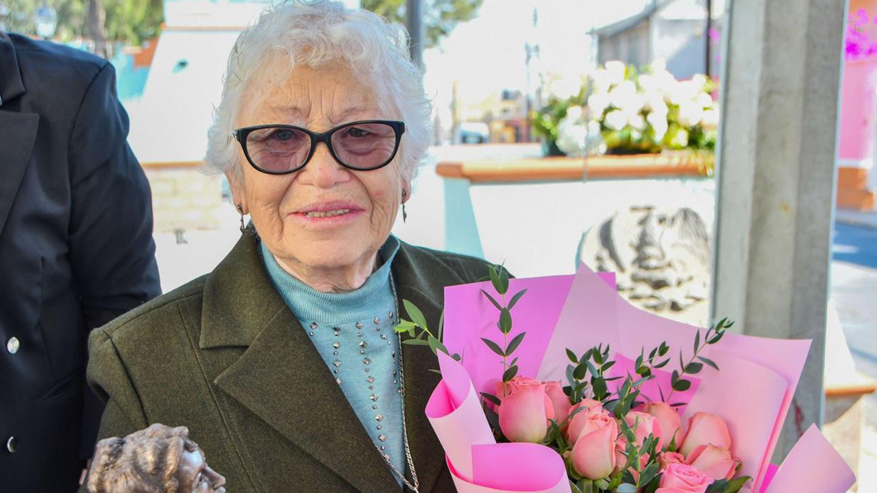 Entregan autoridades municipales el premio “Paulina Maraver” a reconocida mujer huamantleca