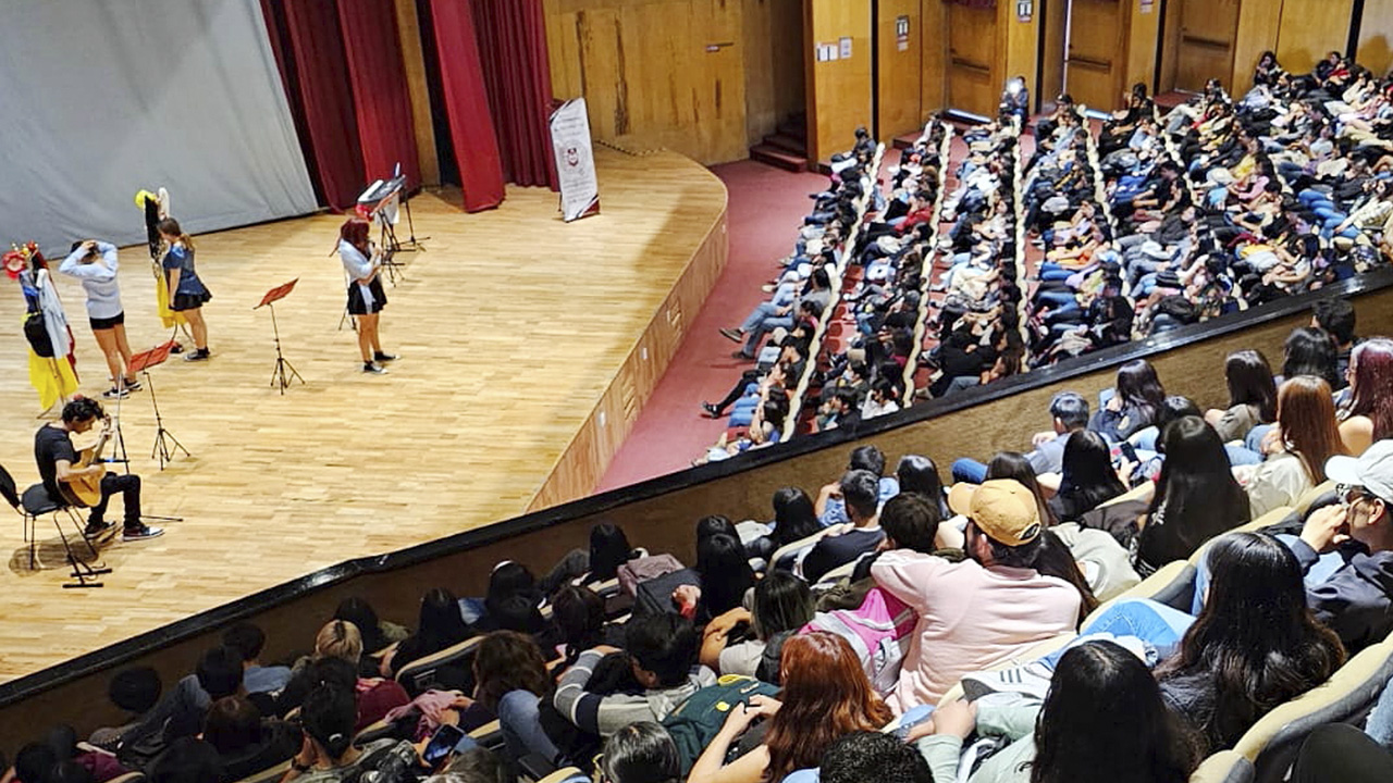 Orienta UATx a estudiantes sobre una sexualidad responsable