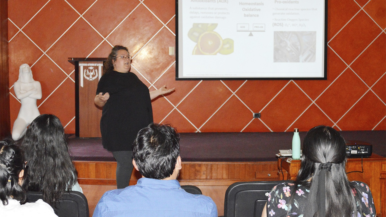 Hablaron en la UATx de las aves a los humanos en la academia