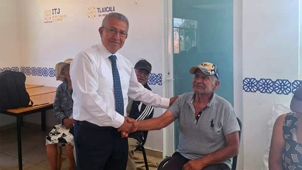 Candidato al senado Domingo Meneses estrecha lazos con la tercera edad