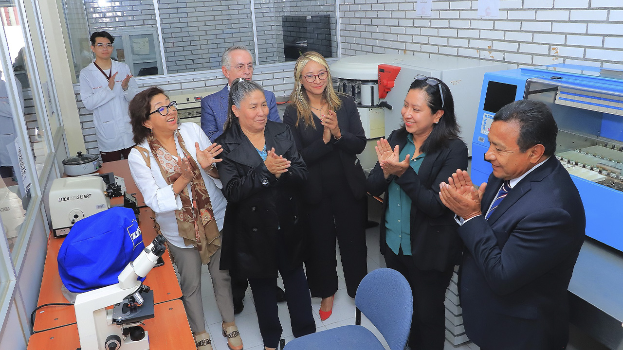 Reactiva UATx laboratorio de histopatología en Ciencias de la Salud