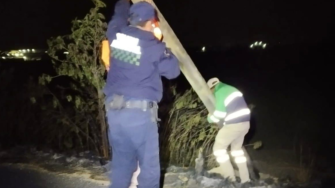Libera protección civil de Huamantla vialidades de cables y postes derribados