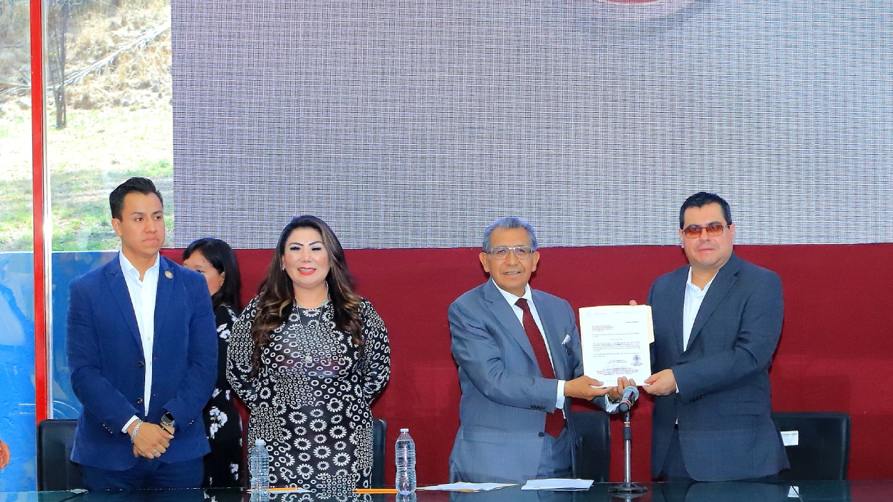 Formalizan diputados invitación para la inscripción en letras doradas del nombre de la UATx