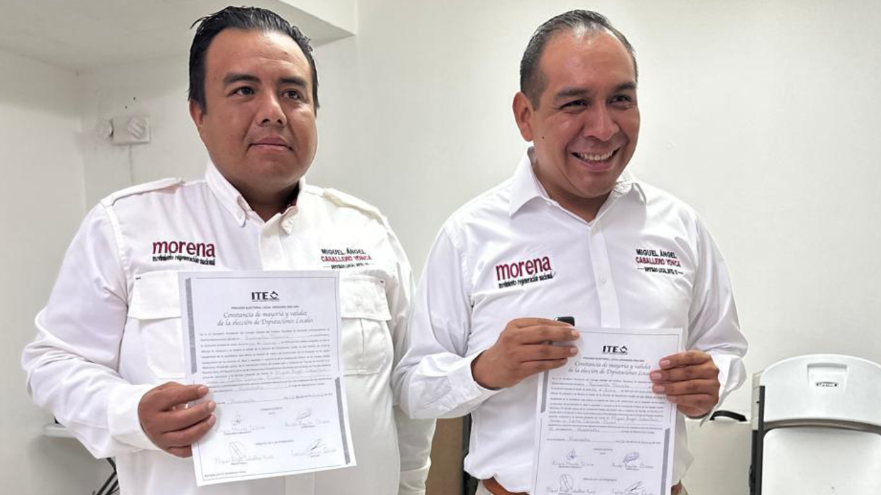 Recibe Miguel Ángel Caballero Yonca constancia que lo acredita como diputado local del distrito X