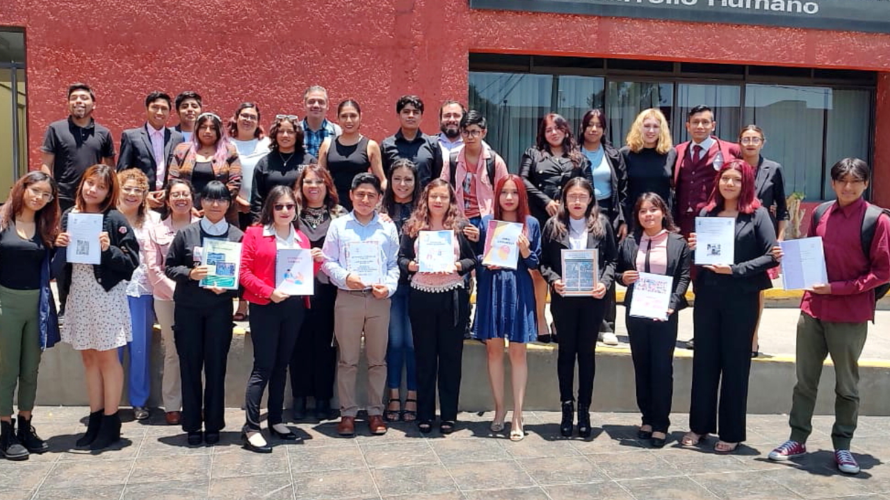 Estudiantes de gerontología social de la UATx exponen actividades de praxis profesional