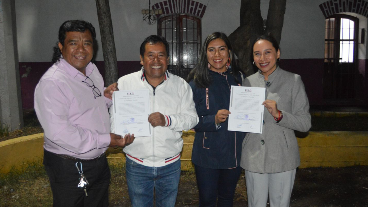 Recibe Aline Lazo Caballero la constancia que la acredita como Presidenta electa de Ixtenco