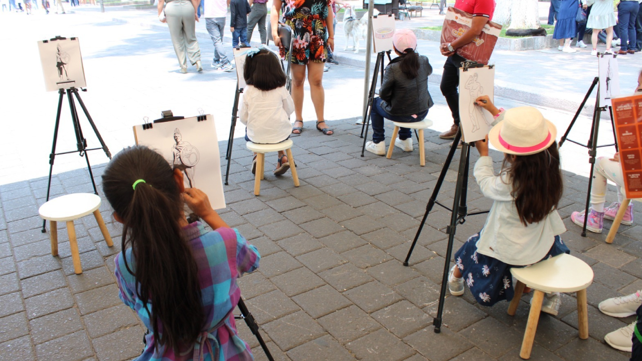 Disfrutan familias capitalinas y turistas del Centro Histórico de Tlaxcala Capital