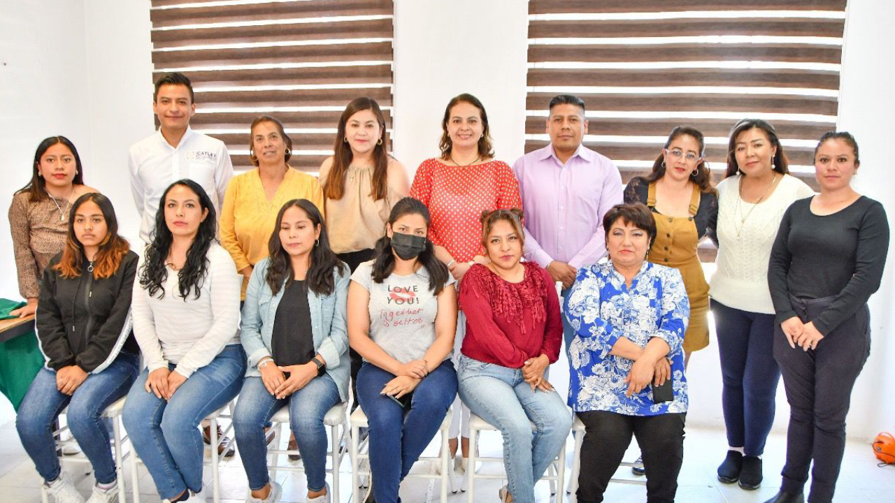 Apertura Luz María Calva Pimentel curso dedicado a la aplicación y decorado de uñas