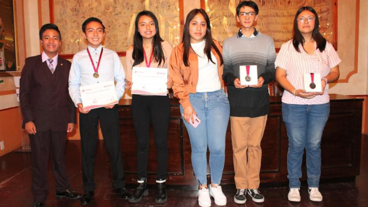 Reconoce Ayuntamiento capitalino a jóvenes destacados