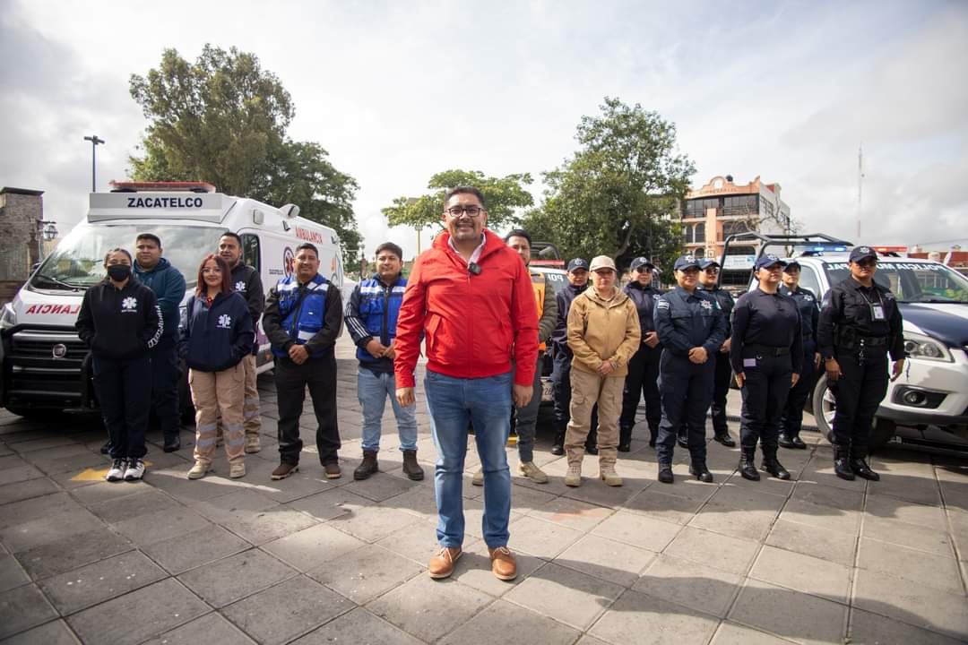 Alcalde de Zacatelco entrega patrulla rosa y ambulancia municipal.