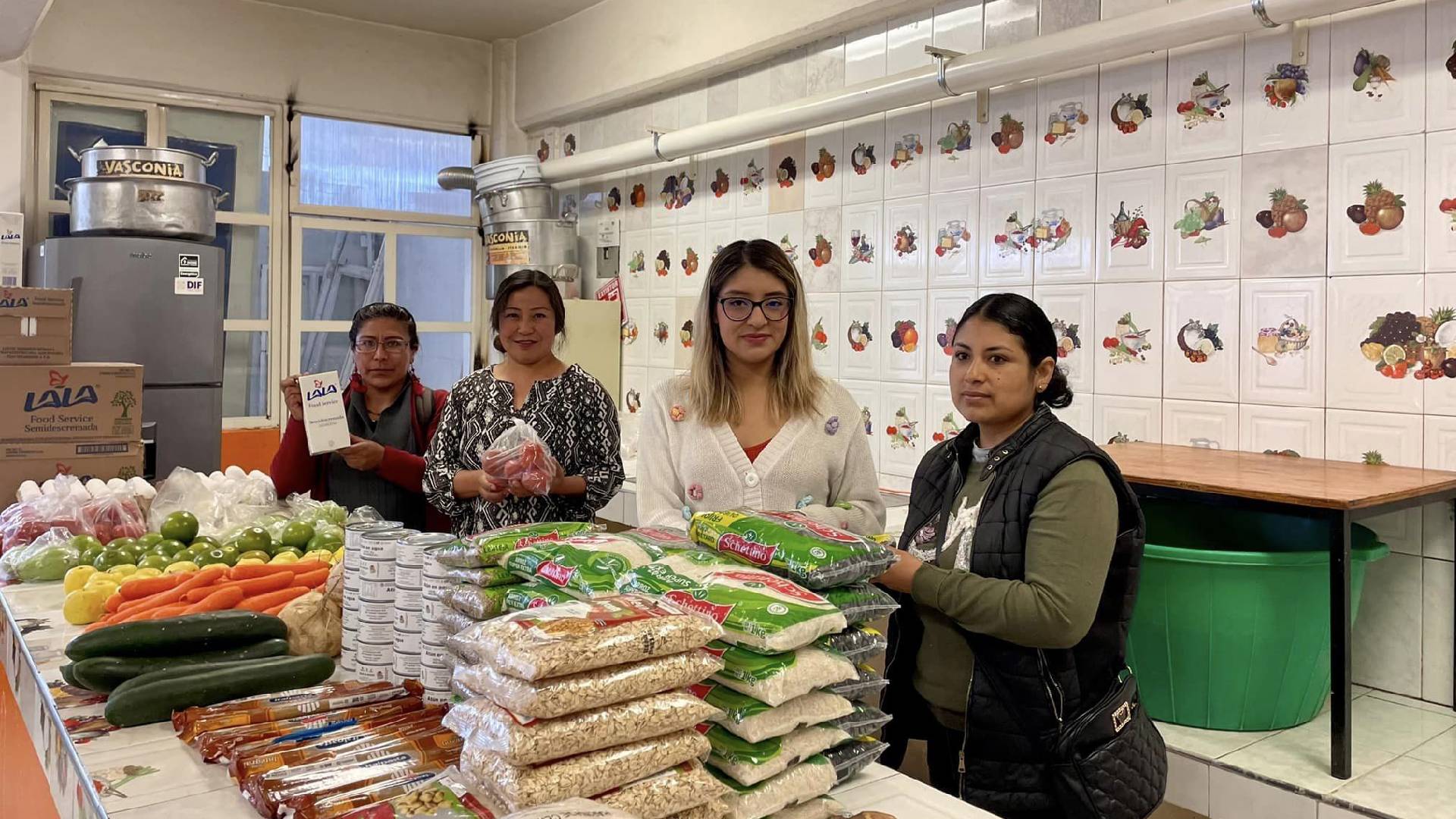 Entrega de despensas a desayunadores escolares en Amaxac de Guerrero