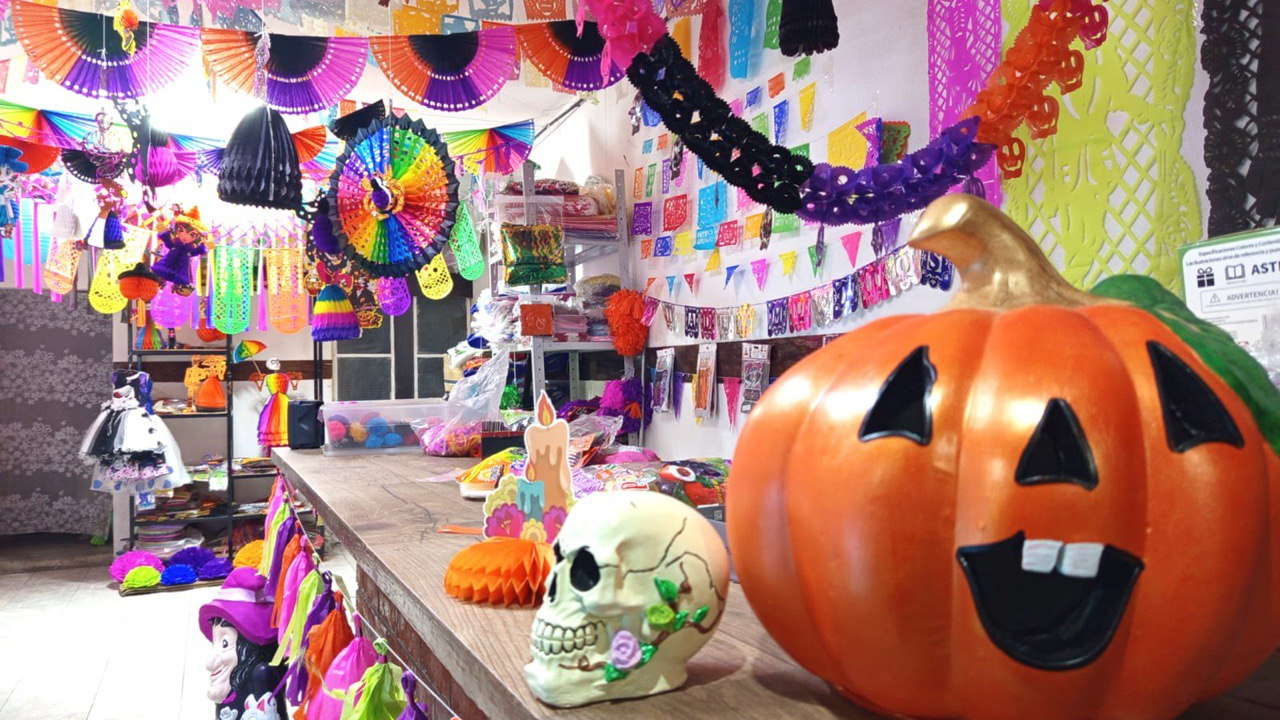 Comerciantes de Chiautempan listos para Día de Muertos.