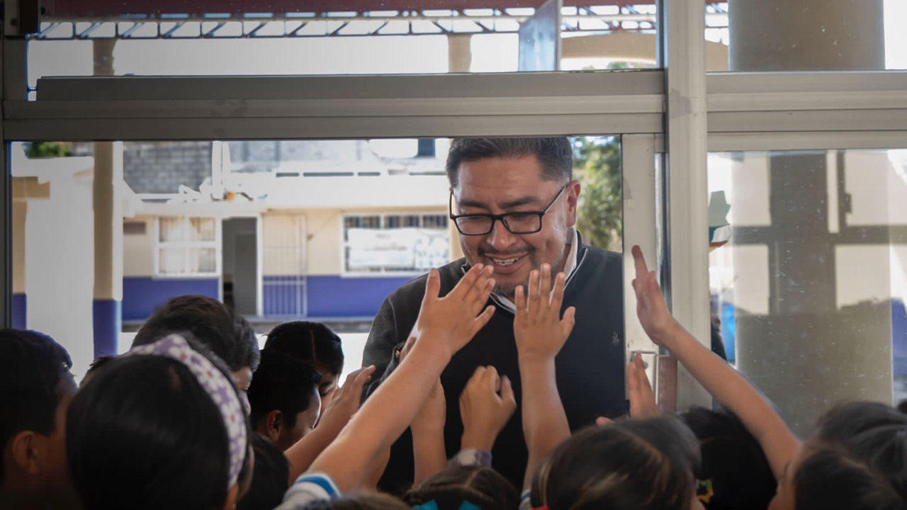 Presidente Miguel Acatzi refuerza la colaboración gobierno-ciudadanía con la rehabilitación de escuelas.