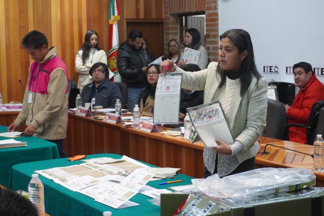 Entrega ITE constancia de mayoría a personas ganadoras de elección en San Lucas Tecopilco y Capulac.