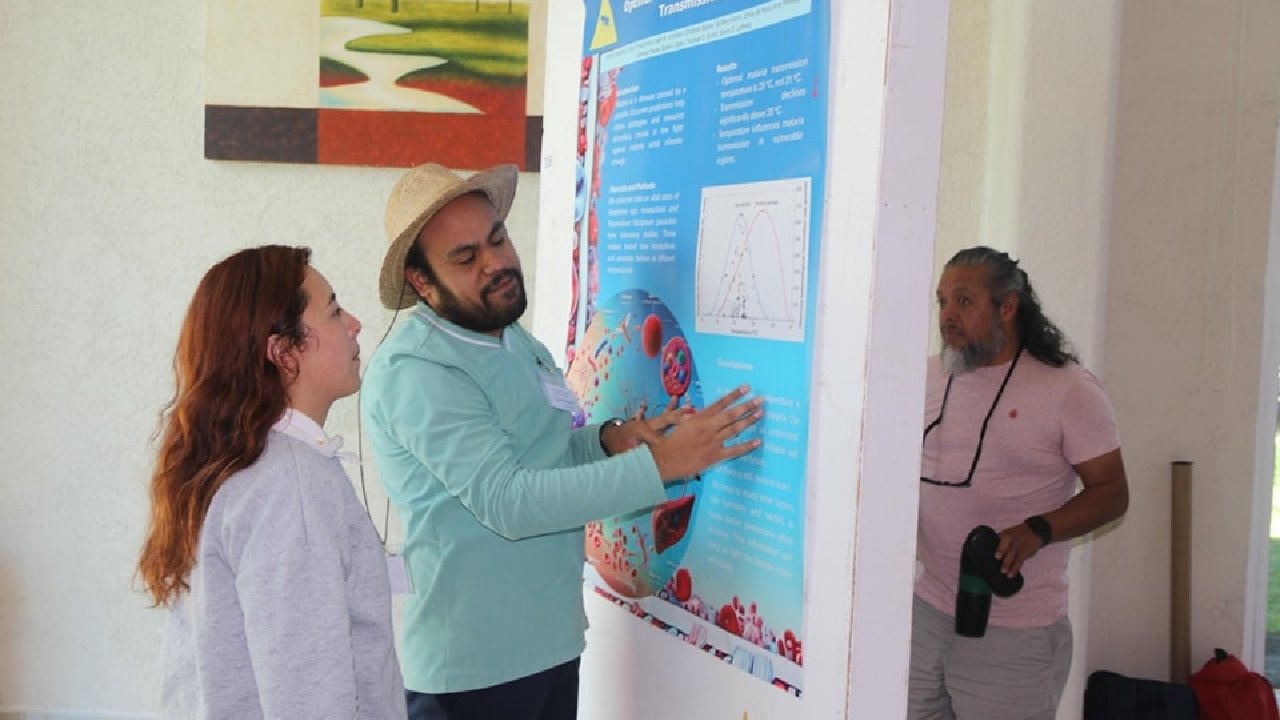 Presentan estudiantes de Maestría UATx práctica en manejo del inglés para acceder a información especializada