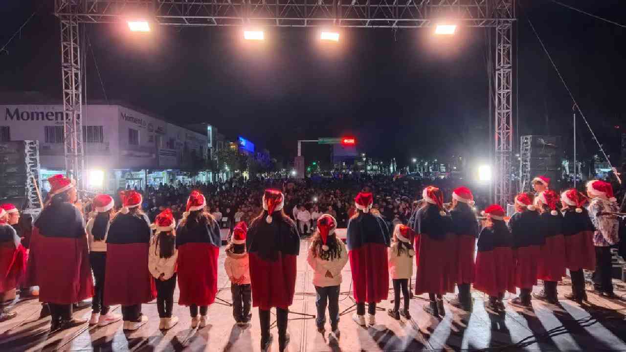 Encabezó Javier Rivera exitoso encendido del árbol en Apizaco que reunió a miles de apizaquenses en el marco del festival navideño 2024