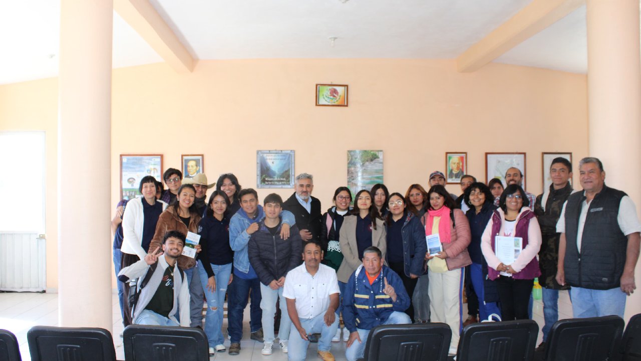 Entregan estudiantes de Biología UATx productos del Seminario de la Praxis Profesional a comuneros de San Juan Cuauhtémoc