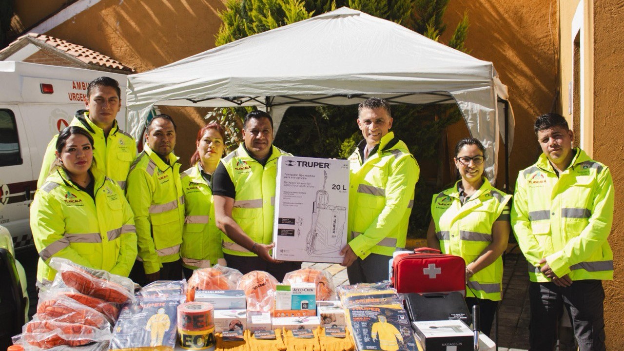 Entrega presidente Alfonso Sánchez García equipamiento a personal de la Coordinación Municipal de Protección Civil
