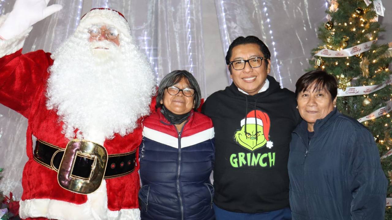 Decenas de familias disfrutan del encendido de las luces navideñas