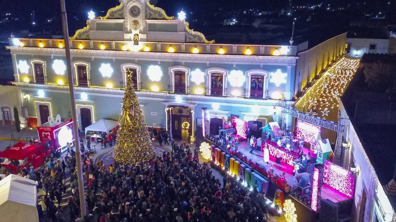 En una noche de alegría y música, inaugura el presidente de Huamantla Salvador Santos Cedillo la aldea mágica 2024