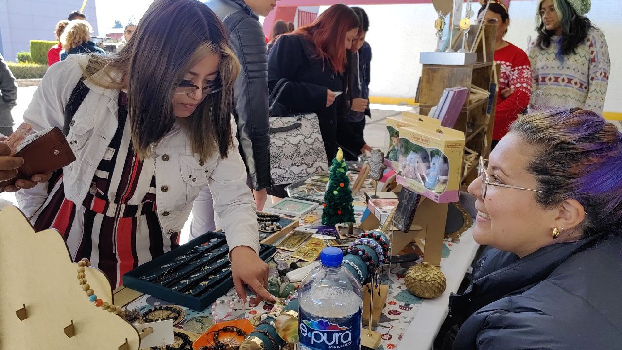 Estudiantes de la UATx y artesanos ofrecen sus productos en la “Feria del emprendimiento”