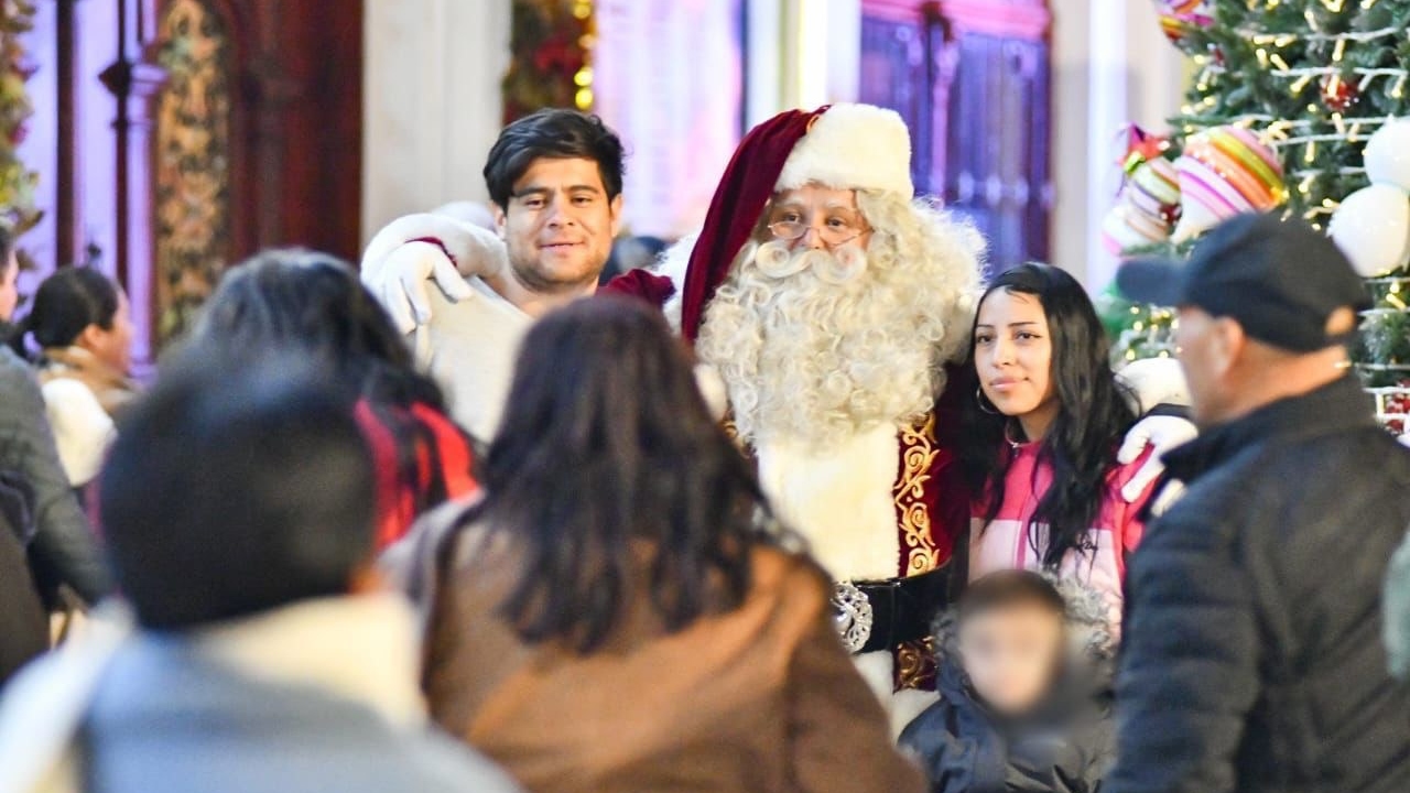 Huicho Domínguez y Germán Montero encendieron el espíritu festivo en el gran desfile navideño de Huamantla