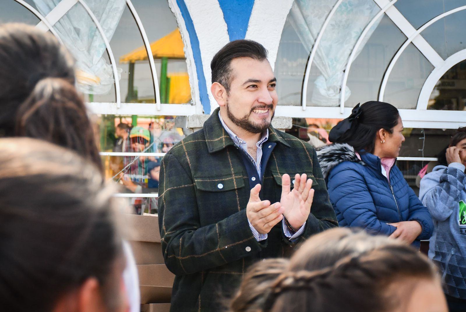 Viven niñas y niños de Huamantla la magia de los Reyes Magos con la caravana que guía Chava Santos