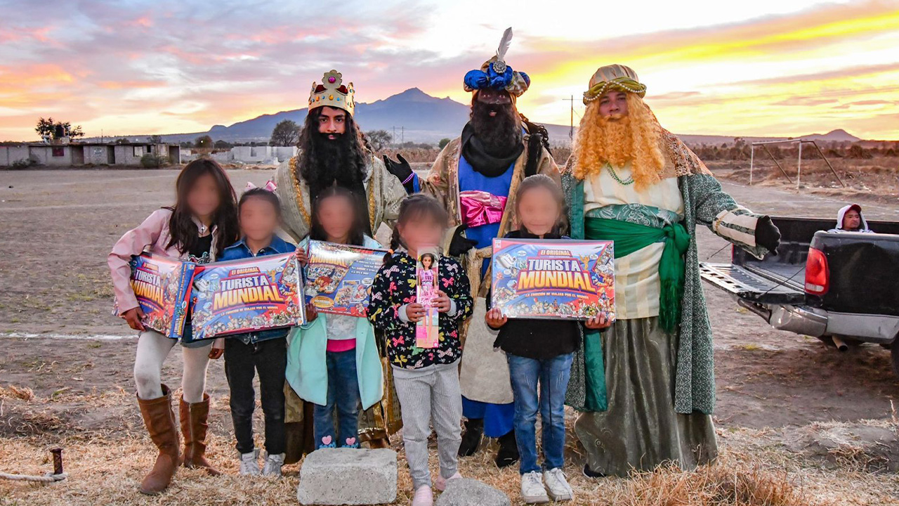 Niñas y niños de 25 comunidades de Huamantla recibieron ya la magia de los Reyes Magos acompañados de Chava Santos