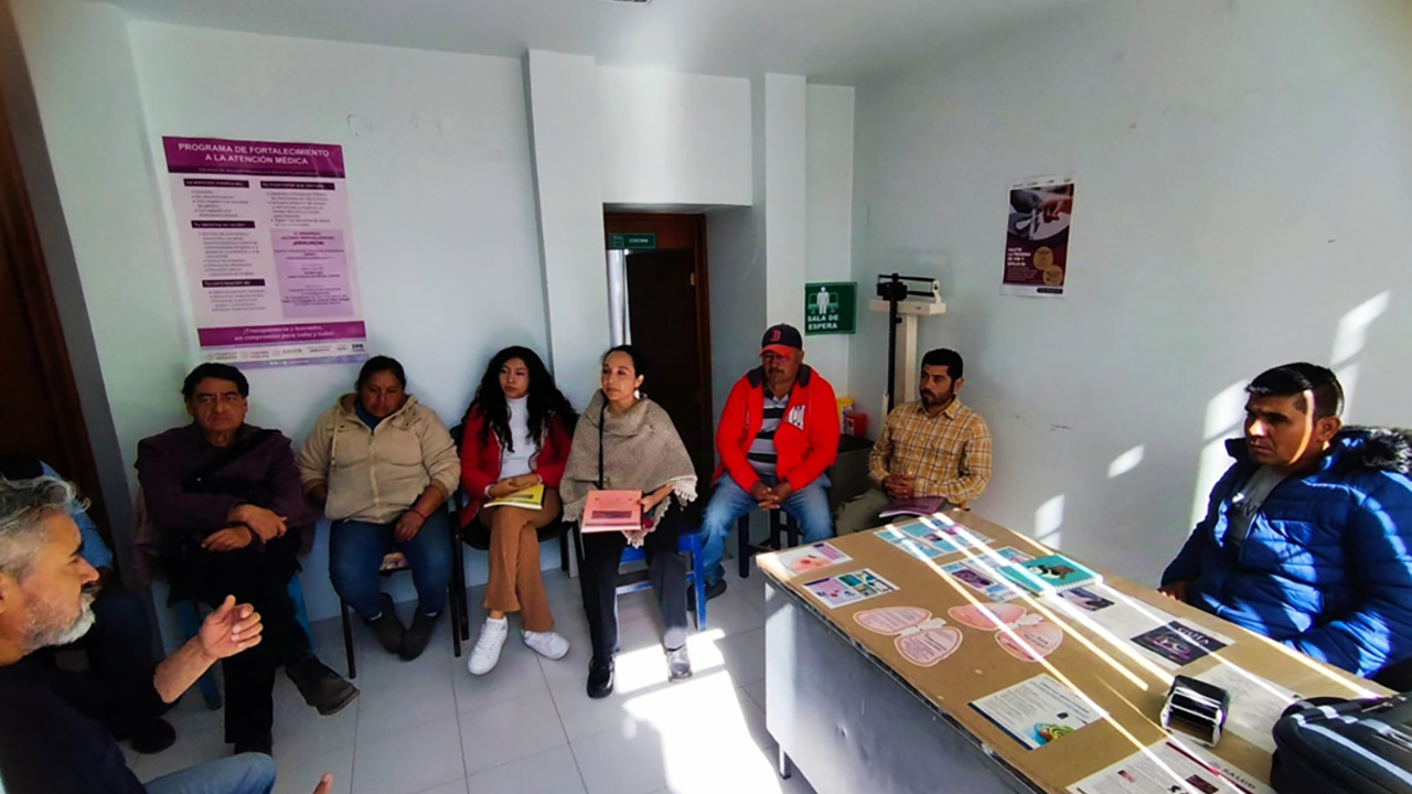 Reciben pobladores de Altamira el plan de manejo del agua que elaboraron estudiantes y docentes de la UATx y Coltlax