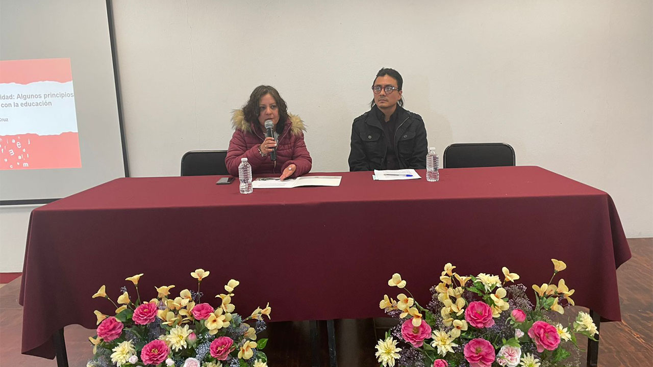 Docentes de Trabajo Social UATx abordan conceptos del pensamiento que valora los saberes comunitarios
