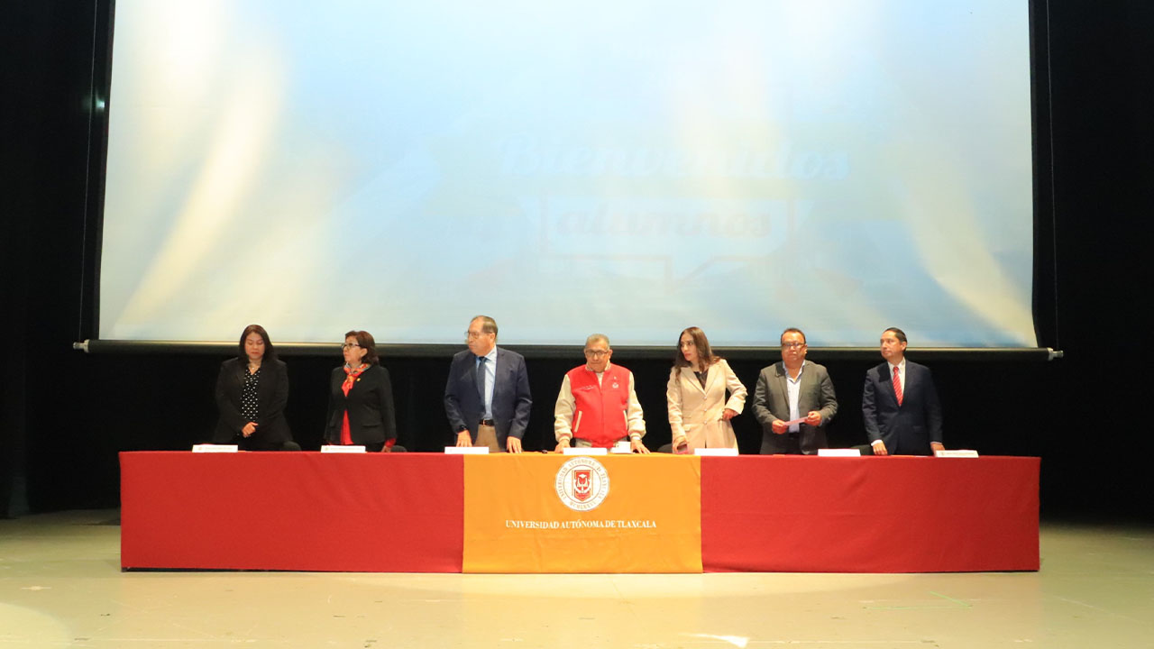 Rector de la UATx da bienvenida a estudiantes de nuevo ingreso