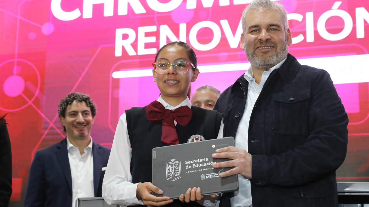 Entrega Bedolla 6 mil chromebooks en beneficio de 80 mil alumnos