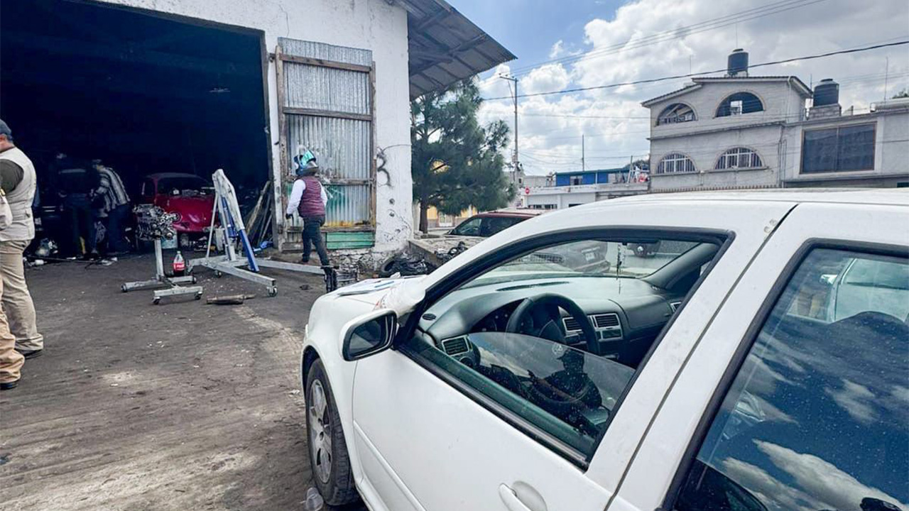 Clausuran autoridades municipales y estatales taller mecánico por falta de documentación y medidas de seguridad en Huamantla