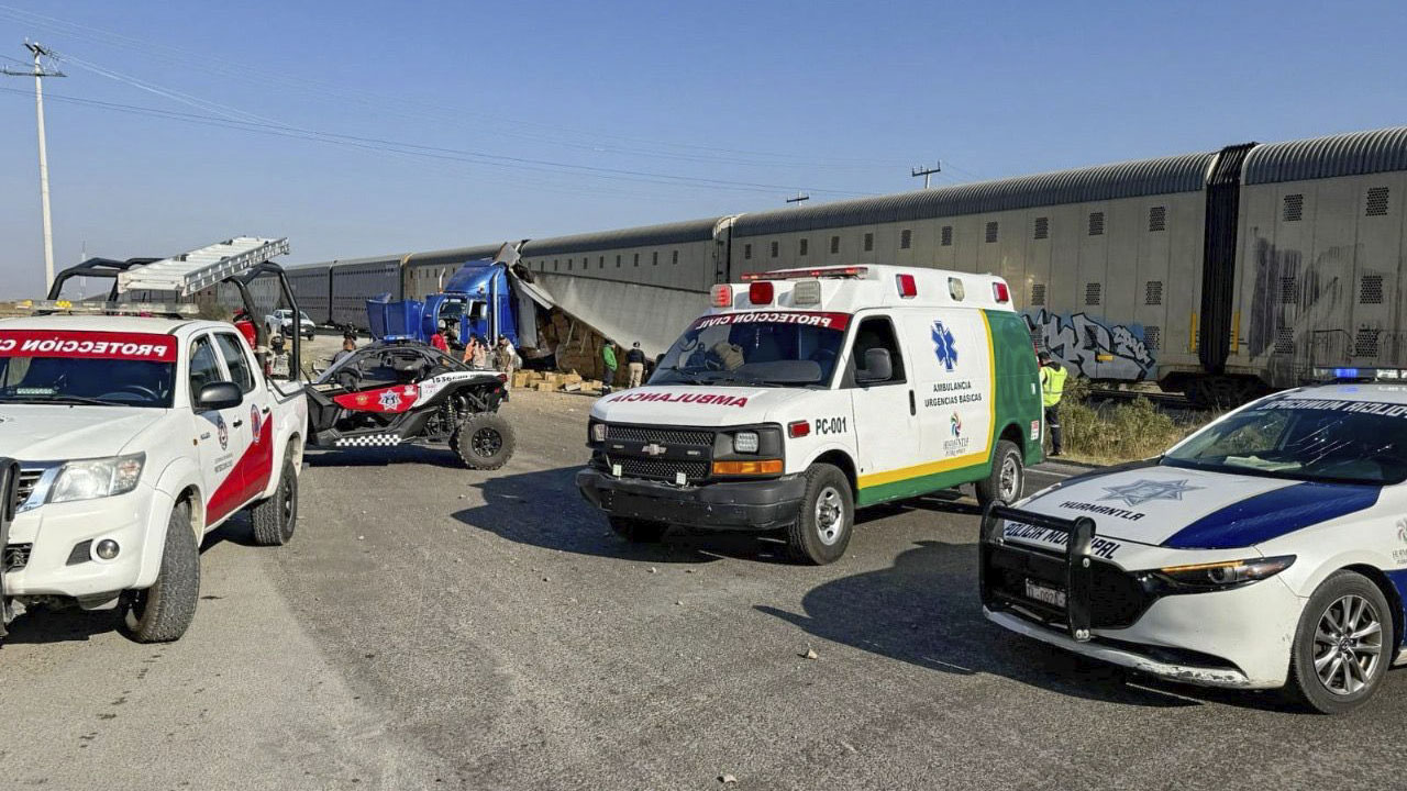 Policía de Huamantla atiende percance entre tren y tráiler; PC brinda auxilio a dos lesionados