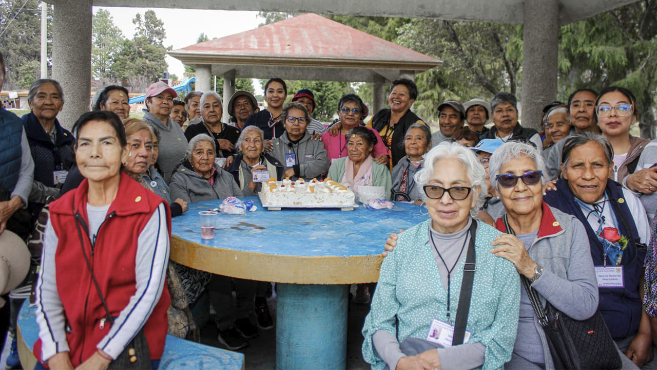 Adultos mayores celebran el Día del Amor y la Amistad en el Centro Turístico de Zacatelco