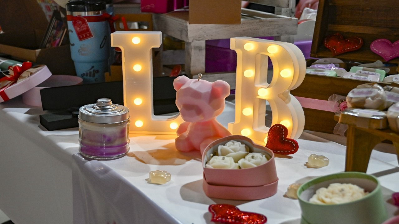 Ofrecen emprendedores de Huamantla productos alusivos al “Día del Amor y la Amistad”