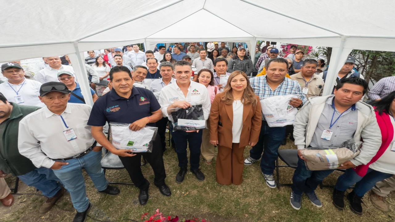 Entrega Alfonso Sánchez uniformes y herramientas a la base trabajadora de CAPAM