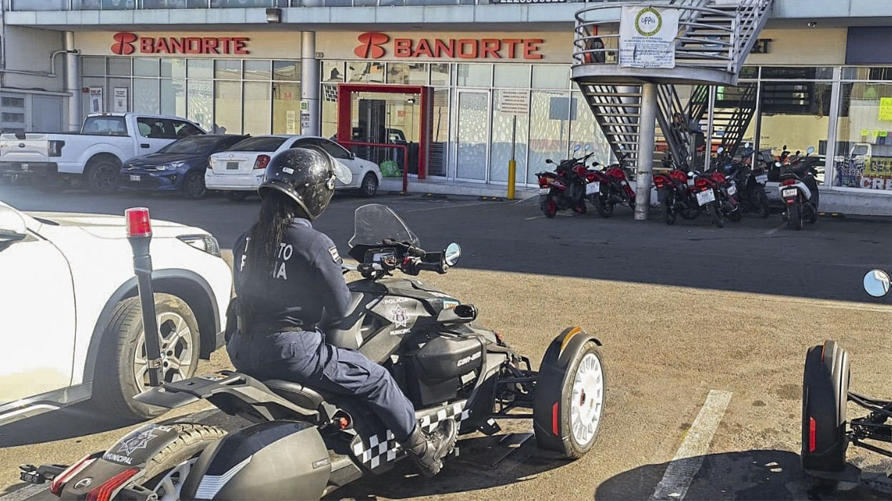 Policía Municipal de Huamantla brinda protección a cuentahabiente tras realizar trámite bancario