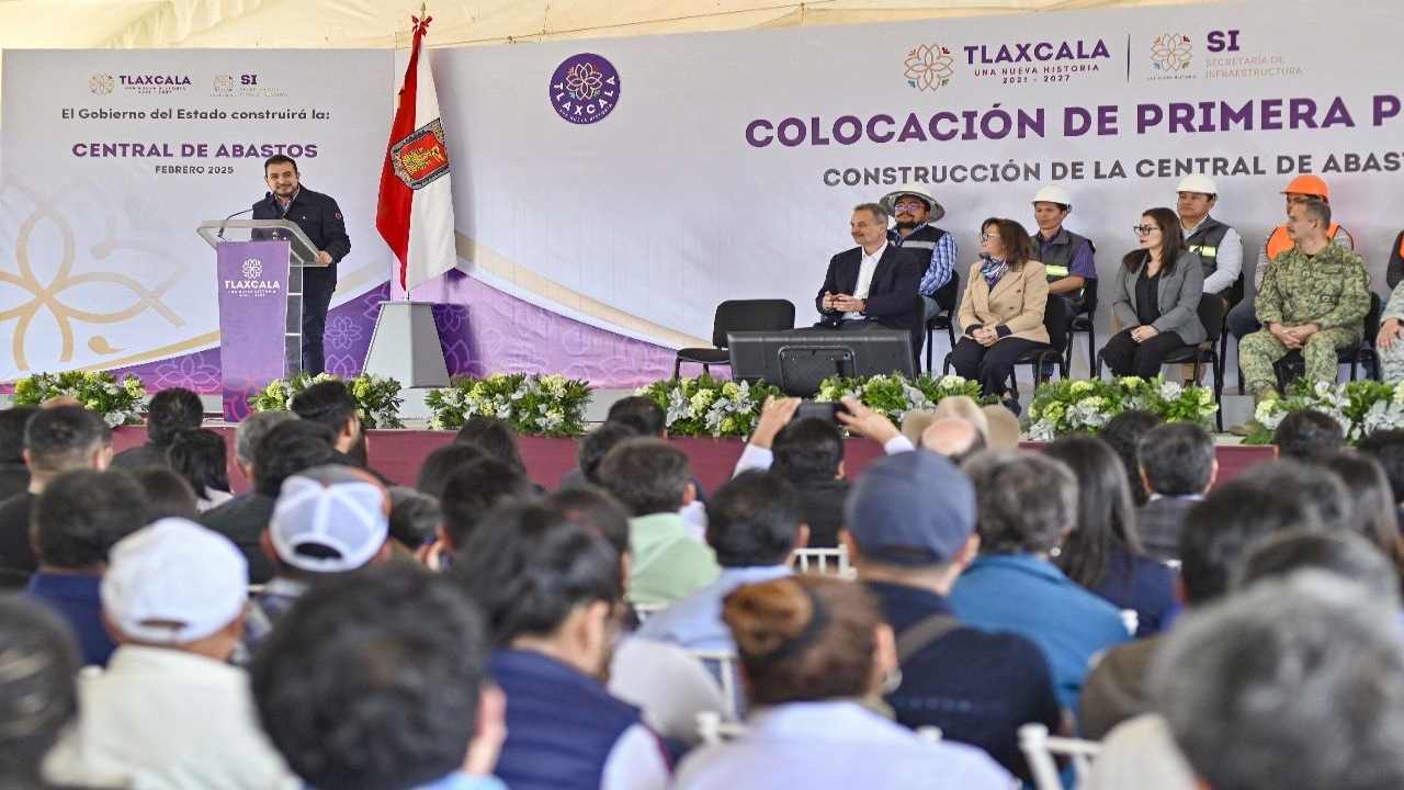 Colocan el presidente Salvador Santos Cedillo y la gobernadora Lorena Cuéllar primera piedra de la central de abastos de Huamantla