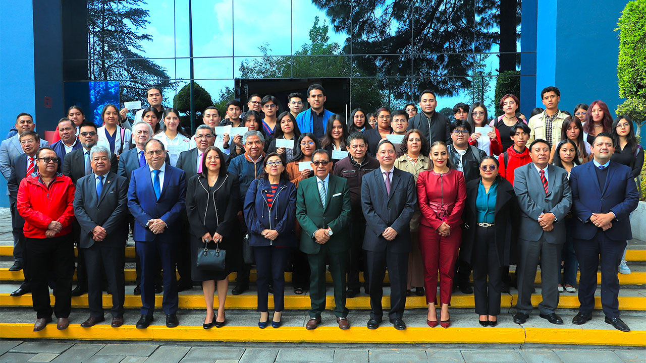 Reciben 3,416 estudiantes de la UATx beca institucional