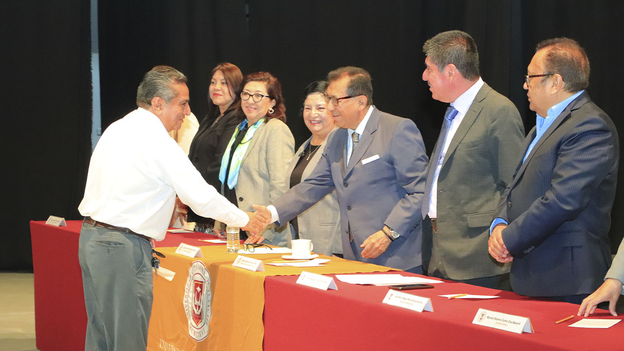Rector de la UATx entrega bonos a trabajadores administrativos y de servicios del STUAT y STEIESET