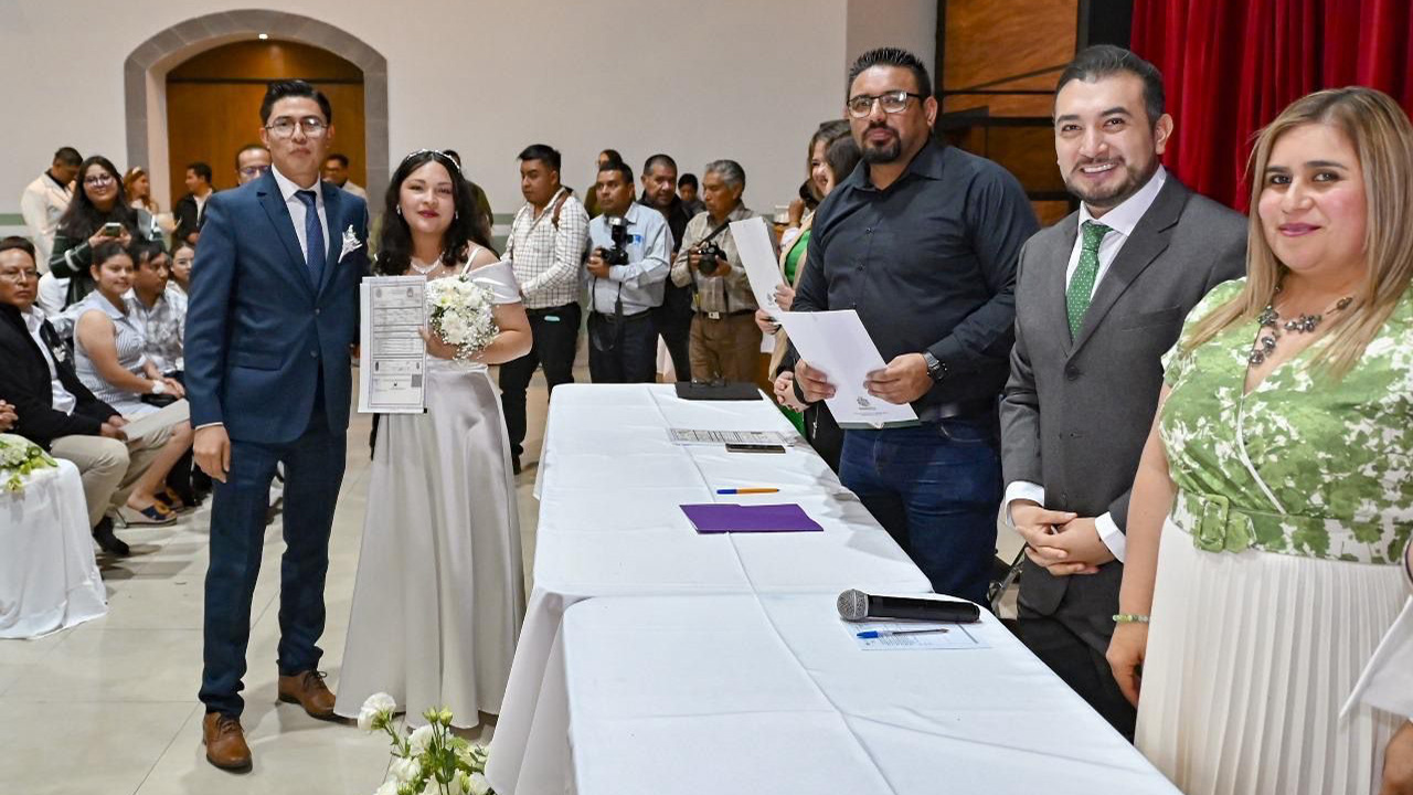Con 120 historias de amor, gobierno de Huamantla celebra la unión de parejas