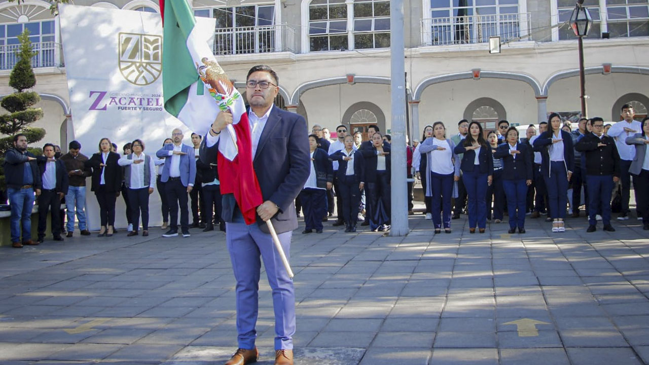 Conmemoración del Día de la Bandera en Zacatelco.