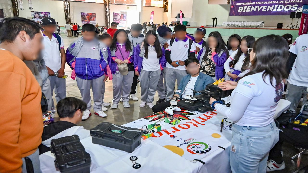 Estudiantes encuentran opciones para su futuro en la feria universitaria organizada por el gobierno de Huamantla y la UTT